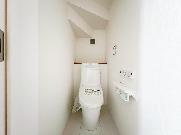 洗浄機能付き便座を標準装備。便座保温機能もあるので寒い季節も安心。