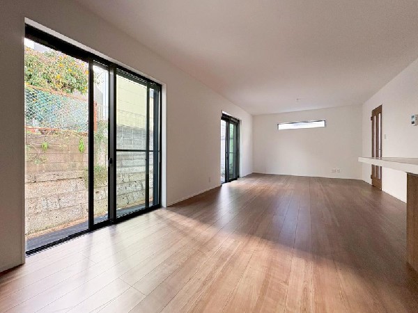 リビングを見渡せる対面式キッチンは、ご家族との会話もできて毎日のお料理が楽しくなります。リビングで遊ぶお子様にも目が届くので安心して家事が出来ますね。