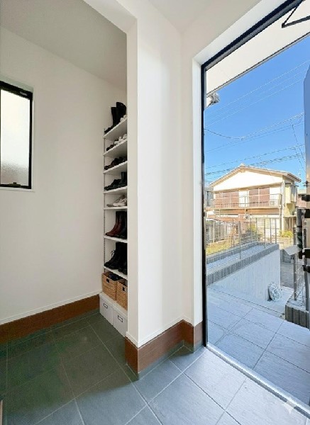 外観:大容量のシューズインクロークが嬉しい住まい。ご家族全員の靴はもちろん、お子様のおもちゃやベビーカー、ゴルフバック、洗車用品などスッキリまとめて収納できます。（本画像はCGで作成しており、実際に現地に靴は