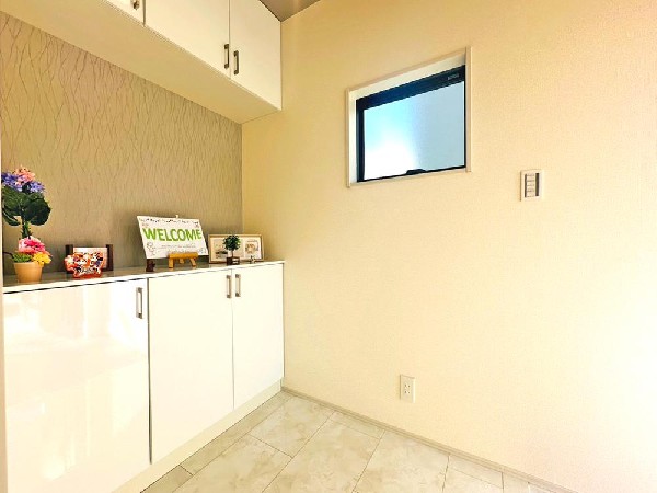 外観:一日の始まりを後押ししてくれるエントランスの飾り棚。季節の花や小物を飾って気分もリフレッシュ　ちょっぴり自慢したくなる我が家のアトリエ。