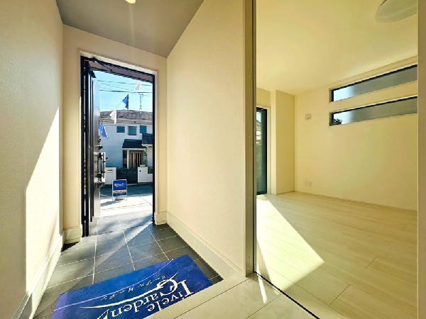 外観:今日も気合いを入れて出勤。「行ってきます」「行ってらっしゃい！」という声が楽しげに聞こえる。憧れのマイホームなら出発のドアの音も心地よく爽やかな朝のサウンドに。