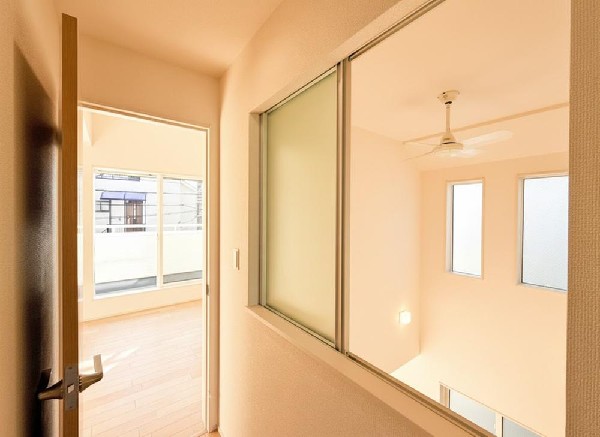 家族の日常が刻まれる大切な空間。窓からのあたたかな光が家族団らんに花を添える。