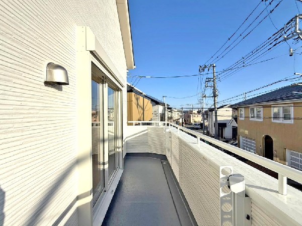 広がる景色がまるで絵画のように感じる。あたたかな光あふれる家族の憩いの場。