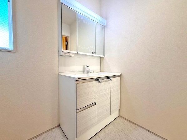 すがすがしい空気が肌をひきしめる朝。爽やかなデザインでまとめられたパウダールーム。流れる水音をBGMに鏡に映る顔が静かにゆっくりと笑顔に変わっていく時間。