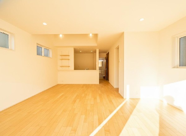 ☆☆家族の会話や笑顔が行き交うリビング☆☆  リビングで子供を走り回らせたい♪大きなソファやダイニングテーブルでゆったり食事をしたりくつろぎたい♪そんな夢が叶えられる空間です♪