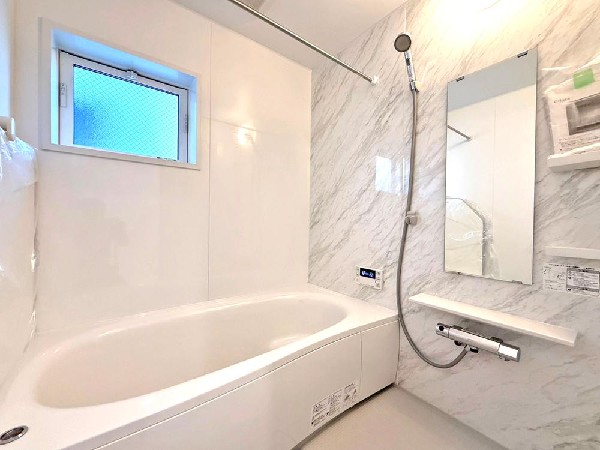 心身の疲れを癒すリラクゼーション空間　カラーも優しく落ち着いたものを　温かなお湯につかりながらゆったりと目を閉じる。