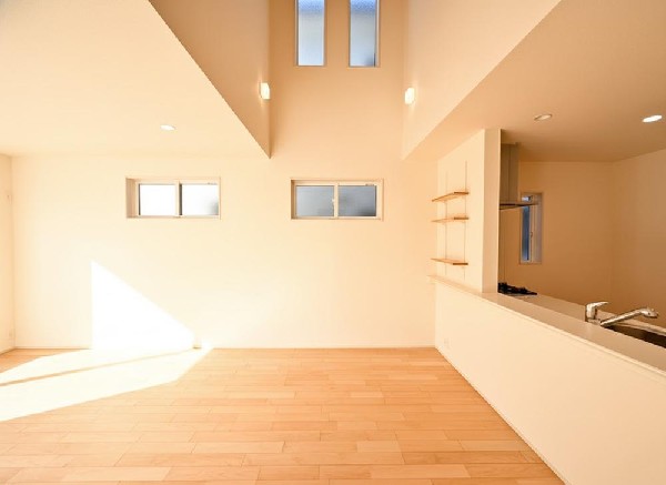 リズミカルな音楽が流れココロ踊るこのときめく空間。これまで何気なく感じていた家族の生活導線も美しく感じる瞬間　ここは我が家の”お城”なんだと幸せに包まれる。