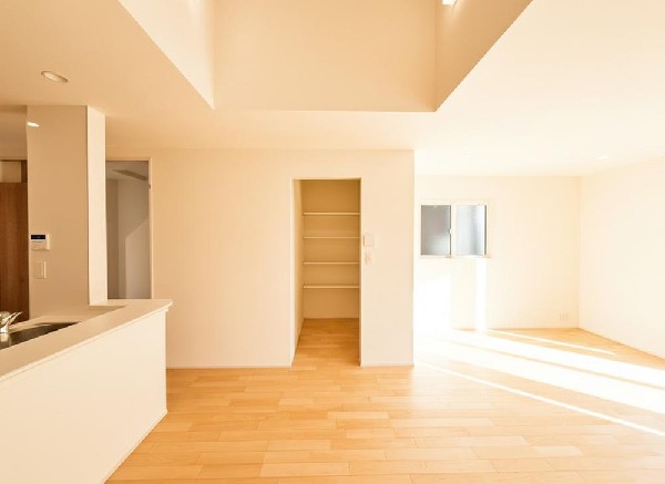 新しい木の香りと真っ白なクロス。そして優しい家族の笑顔。何時間でもここにいたいと思える快適リビング。