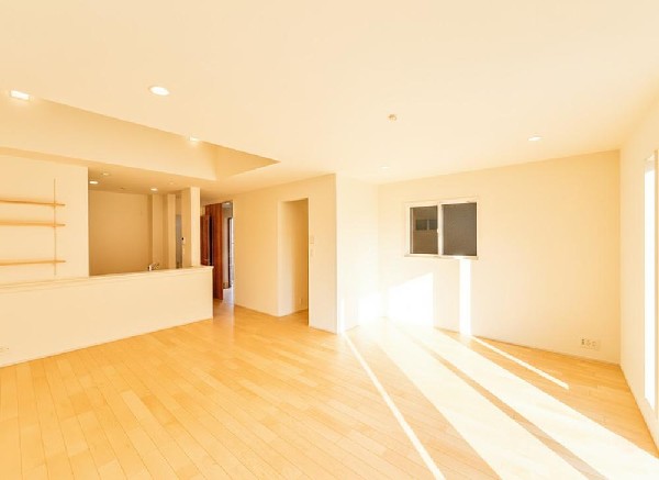 家族の思いを抱きながら、平和であることに感謝したくなる悠久の時。あたかかく感じるのは、陽当りだけではなかった！広く和やかに暮らせる空間と、家族の存在が胸にジーンと響きわたる。