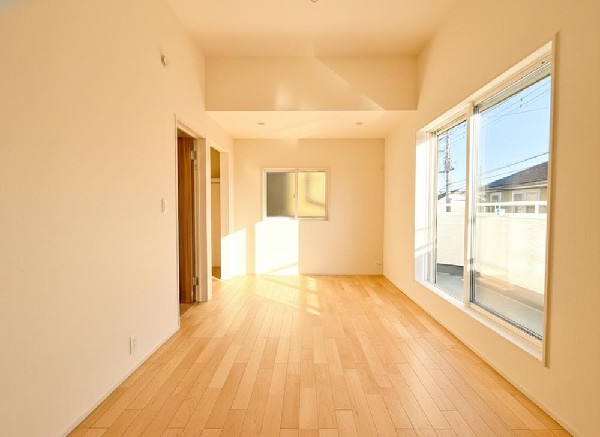 ここに帰ってくるとホットする。疲れを癒やすベッドルーム。陽光に愛されたお部屋で一日の疲れを癒やしたい。