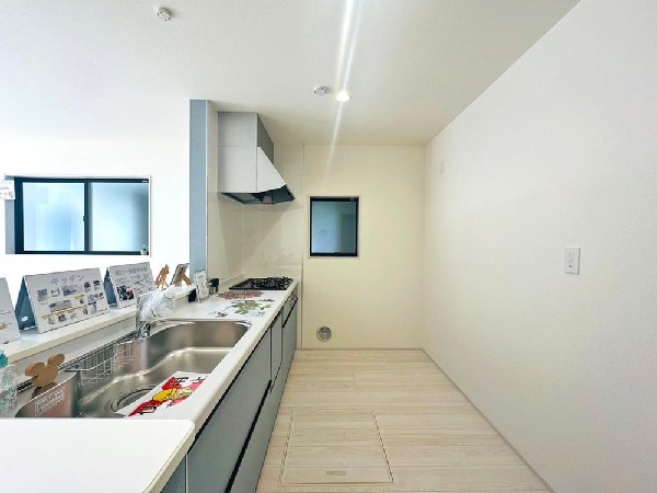 ☆☆ゆったりとしたキッチンスペース☆☆  家族の元気の源　それがこのキッチンです♪ひろびろとしたキッチンスペースには沢山の調理器具や調味料が収納でき、大きな流しもついてます　毎日のお料理が楽しみです♪