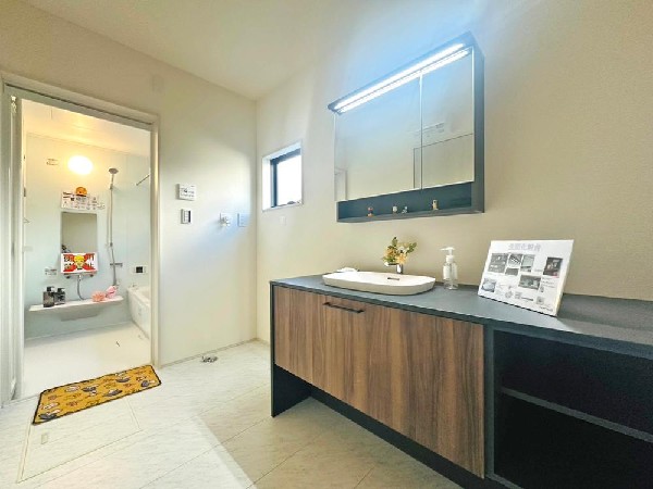 スッキリと片付いたパウダールームで顔を洗うことから一日が始まる。鏡にうつる顔はまだ寝ぼけまなこ。さっぱりしたら自慢のスマイルをひとつ。