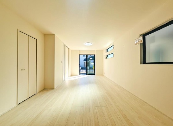 家族の思いを抱きながら、平和であることに感謝したくなる悠久の時。あたかかく感じるのは、陽当りだけではなかった！広く和やかに暮らせる空間と、家族の存在が胸にジーンと響きわたる。