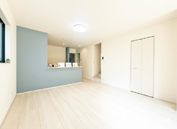 新しい木の香りと真っ白なクロス。そして優しい家族の笑顔。何時間でもここにいたいと思える快適リビング。