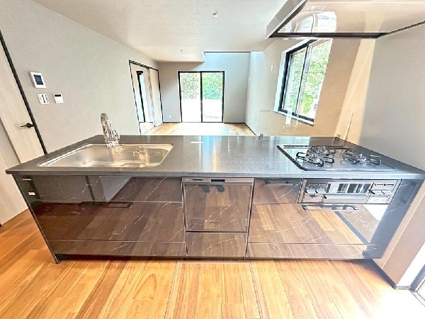 キッチンは開放感のあるカウンタータイプを採用　家事をしながらリビング・ダイニングが見渡せ、窓からはたくさんの光が差し込みます♪