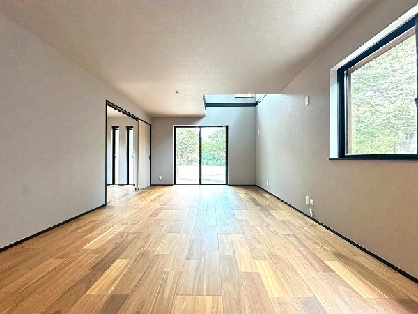 窓をあけるとすがすがしい空気が肌をひきしめる朝。鳥たちのさえずりが「おはよう」のあいさつに聞こえる。大好きなオムライスとコーヒーの香りにゆっくりと笑顔に変わっていく時間。