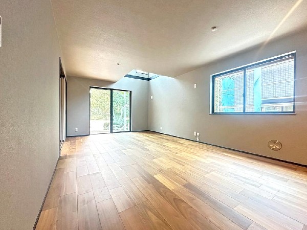 ☆☆家族の会話や笑顔が行き交うリビング☆☆  リビングで子供を走り回らせたい♪大きなソファやダイニングテーブルでゆったり食事をしたりくつろぎたい♪そんな夢が叶えられる空間です♪