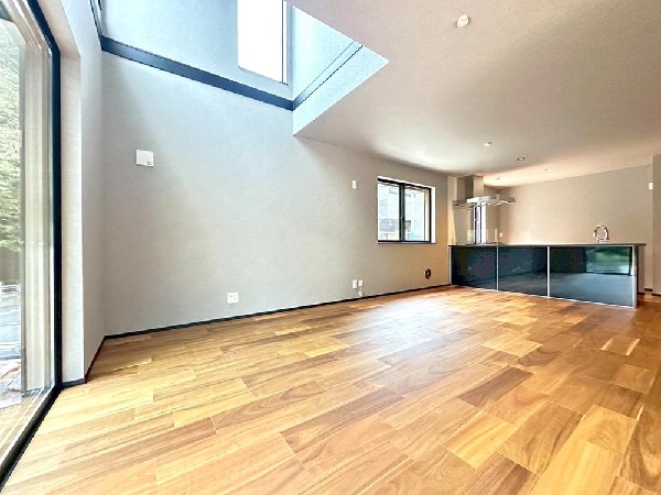 愛犬と寛ぐのんびりした時間　そよぐ風、緑の香り　まるで写真のような澄み切った光景。少しずつ育む家族との時間やありがたみ。幸せを噛みしめる穏やかな生活。