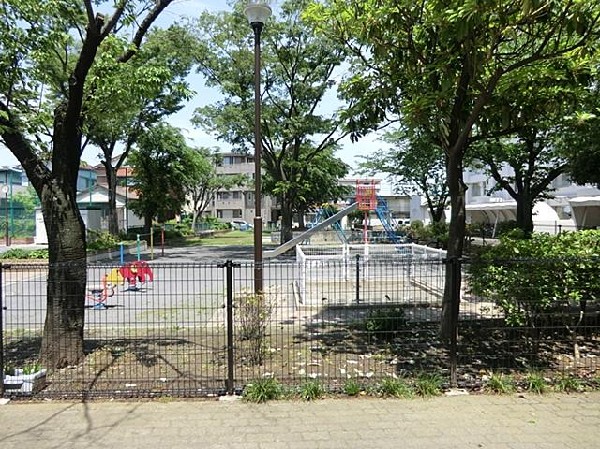 周辺環境:滝頭第二公園(滝頭第二公園まで400m)