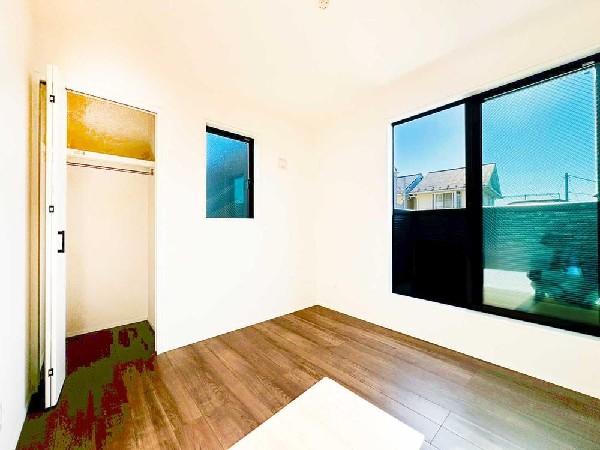 大きな窓と腰高窓を備えた洋室。採光とプライバシー性を両立し、クローゼット付きで室内をすっきり使えます。