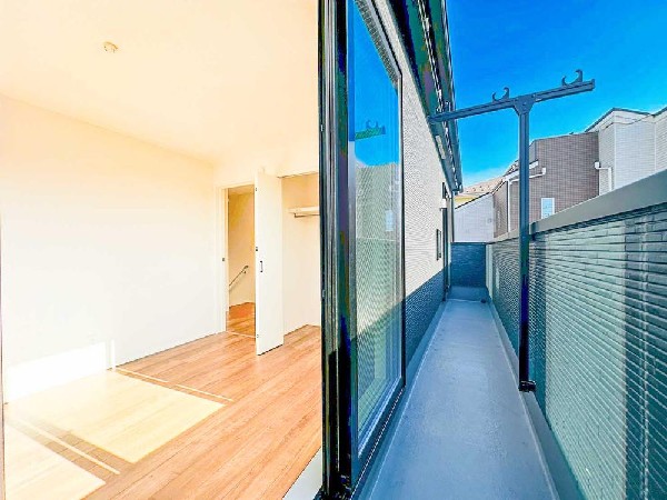 南向きバルコニーに面した洋室。日当たりと通風に優れ、室内干し・外干しの使い分けもしやすい実用的な一室です。