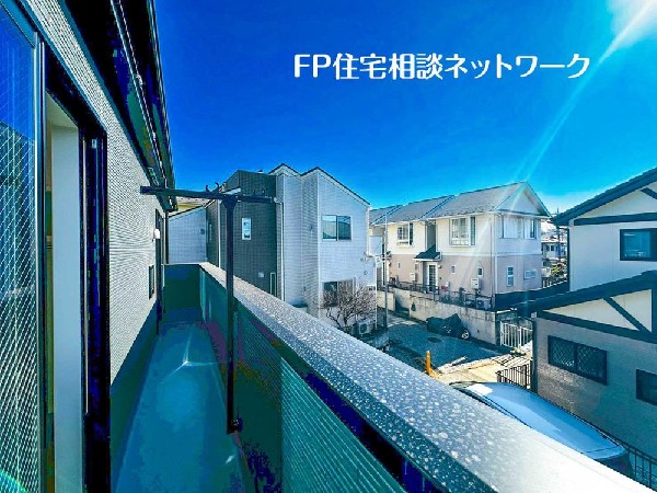 空の広がりを感じる2階バルコニー。隣棟との距離も確保され、明るく開放的な住空間を演出。閑静な住宅街で快適な毎日を。