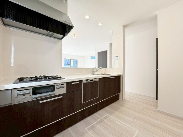 リビングのお子様を見守りながらお料理が出来る対面式カウンターキッチン。ご家族との会話がはずみます。