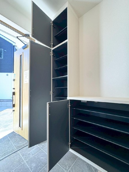 外観:玄関は家の中に入る時一番最初に目に付く場所だからこだわりたいですよね！明るい雰囲気の色目でお部屋の雰囲気をそのまま表しているようです。