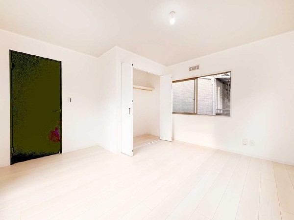 明るい日差しが入る洋室は、子ども部屋にも寝室にも使いやすい間取り。クローゼット付きで片付けがしやすく、生活が整うお部屋です。