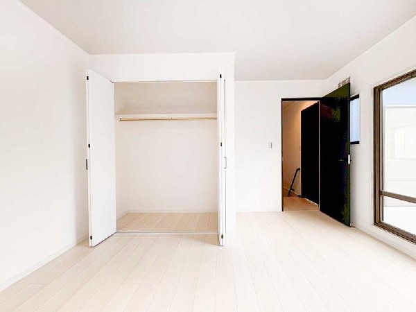 広めのクローゼットを備えた使いやすい洋室。明るい室内で、寝室・書斎・ワークスペースなど多用途に活用できます。