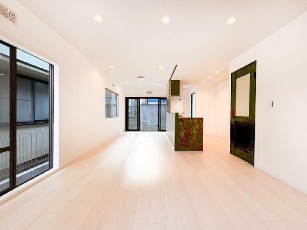 ソファを置いてゆったり寛げる広さのリビングは、ご家族の憩いの場にぴったり！ダイニングテーブルやソファー、ローテーブル等の家具もしっかりと配置できます。