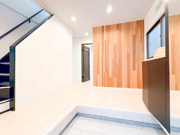 外観:白を基調とした空間に木目のアクセントが映えるデザイン玄関。柔らかな光が広がり、帰宅のたびに気分が上がる上質なエントランスです。