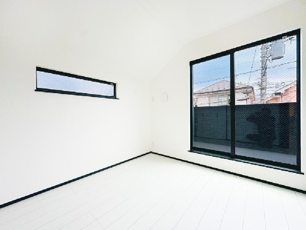 大きな掃き出し窓とスリット窓で、一日を通して明るさを感じられる心地よい洋室。家具配置がしやすいシンプル設計で、主寝室にも子ども部屋にも使える万能な一部屋です。