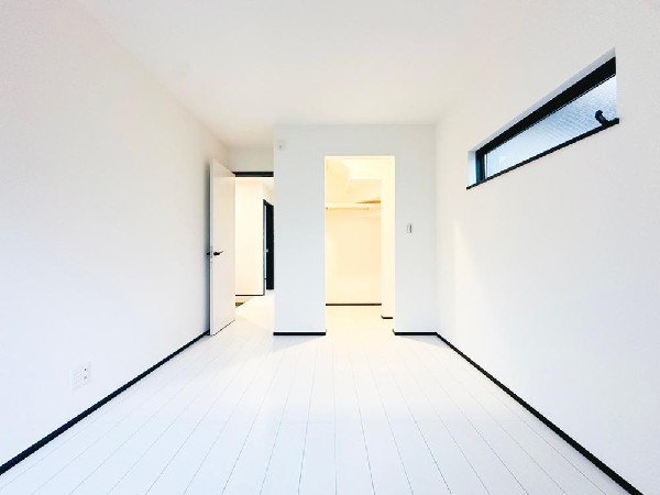 スリット窓がやわらかな光を届ける落ち着いた洋室。奥にはWICを備え、衣類や荷物もすっきり整理可能。シンプルで使い勝手の良い心地よい一部屋です。