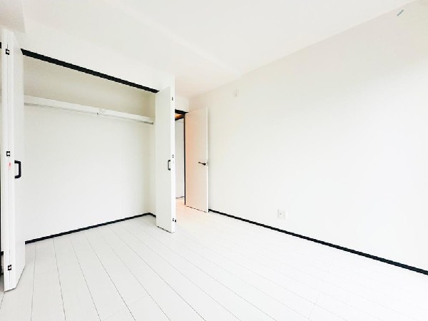 大容量クローゼット付きのシンプルな洋室。真っ白な内装で家具の配置もしやすく、自分好みの空間づくりがしやすい一部屋です。心地よい光が広がる明るい空間です。