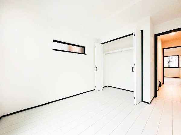 シンプルで家具が合わせやすい落ち着いた洋室。奥行きのあるクローゼットで衣類もすっきり収納可能。高窓から柔らかな光が入り、心地よく過ごせる空間です。