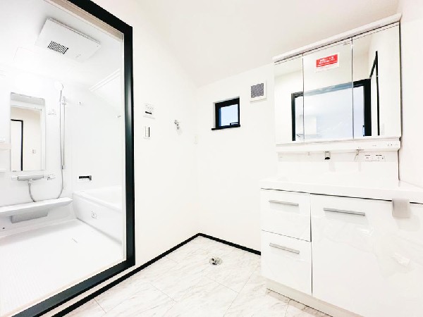 明るく清潔感あふれる洗面室。三面鏡収納で小物もすっきり片付き、朝の身支度がスムーズに。バスルームへの動線も良く、家事や入浴が快適にこなせる使い勝手の良い空間です。