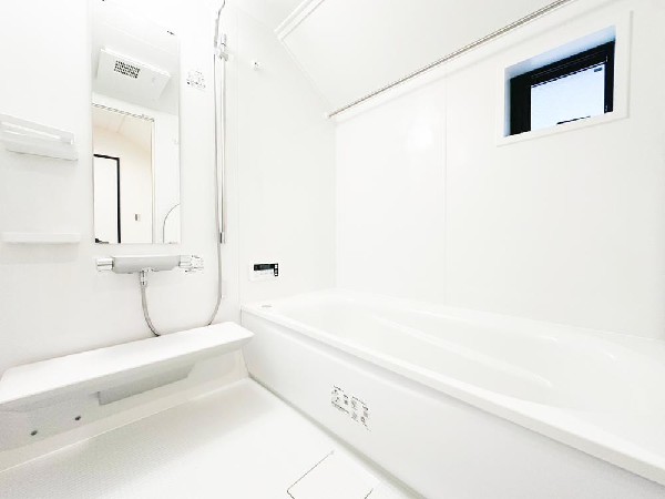 清潔感あふれるホワイト基調のバスルーム。ゆったり浸かれる浴槽と便利な浴室乾燥機を備え、毎日のリラックスタイムを快適に。小窓で換気もしやすい心地よい空間です。