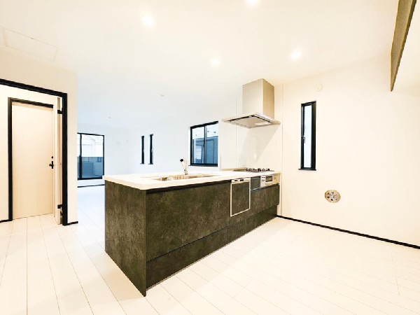 広々LDKの中心に佇むペニンシュラキッチン。回遊性が高く、家族の動きを感じながら料理を楽しめる設計。明るい室内で毎日の家事も心地よく進みます。