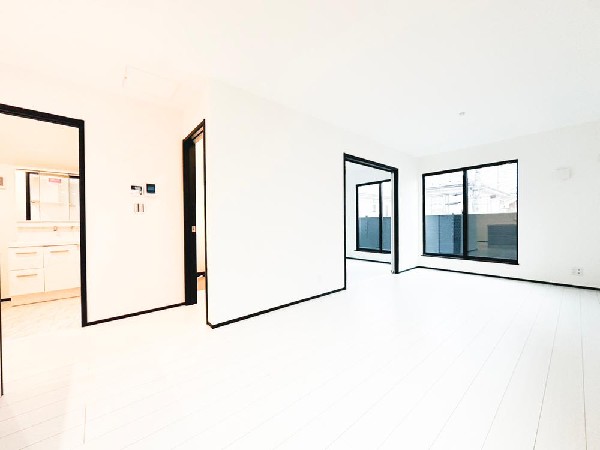 大きな窓から光が巡る明るいリビング空間。隣接する洋室は引き戸で開閉でき、生活シーンに合わせて柔軟に使い分け可能。家族時間がより豊かに広がります。