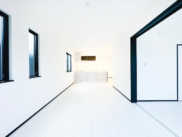 白基調の明るいLDKが心地よい開放感を演出。並ぶ窓から光が差し込み、空間全体がスッキリとした印象に。家族が自然と集まる伸びやかなリビングです。