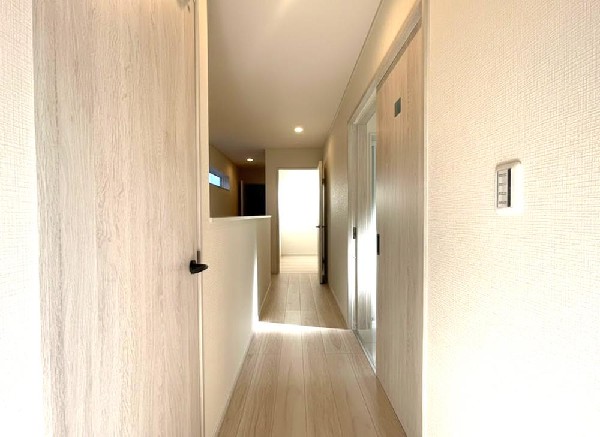 家族の日常が刻まれる大切な空間。窓からのあたたかな光が家族団らんに花を添える。