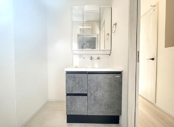 すがすがしい空気が肌をひきしめる朝。爽やかなデザインでまとめられたパウダールーム。流れる水音をBGMに鏡に映る顔が静かにゆっくりと笑顔に変わっていく時間。