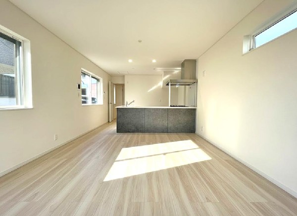 ☆☆家族の会話や笑顔が行き交うリビング☆☆  リビングで子供を走り回らせたい♪大きなソファやダイニングテーブルでゆったり食事をしたりくつろぎたい♪そんな夢が叶えられる空間です♪