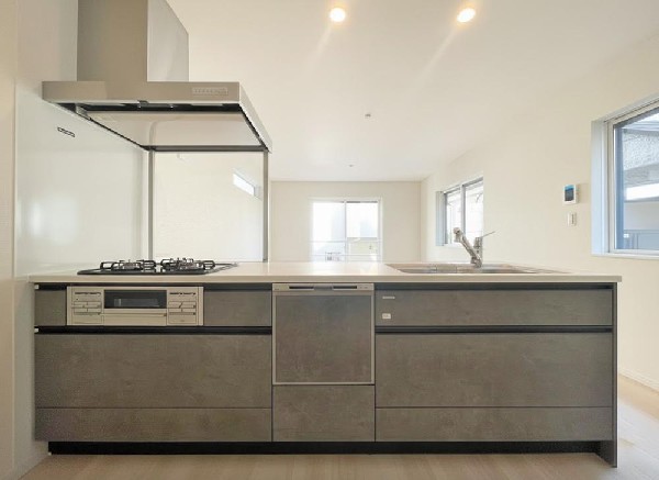 キッチンは開放感のあるカウンタータイプを採用　家事をしながらリビング・ダイニングが見渡せ、窓からはたくさんの光が差し込みます♪