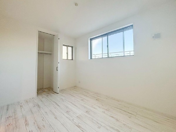 全居室には大型の収納クローゼットを完備。普段使いのお洋服や小物はもちろん、季節物のお洋服などもしっかりと整理整頓出来る。居室空間を隅々まで使えるのが嬉しい。