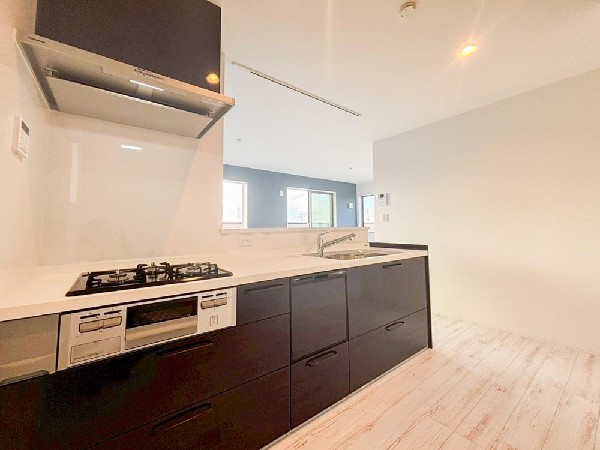 リビングのお子様を見守りながらお料理が出来る対面式カウンターキッチン。ご家族との会話がはずみます。