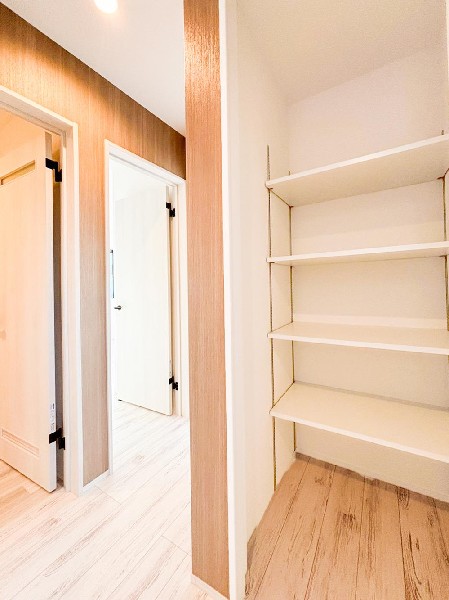 散らかりがちな玄関をスッキリと保てる玄関クローク。コートやお子様の雨具や外用おもちゃなど多目的にご活用いただける収納です。