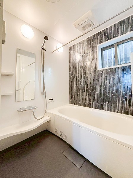 ユニットバスはゆったりとくつろげる1坪タイプ。足までしっかりと伸ばせる浴槽は、心身ともにしっかりと疲れを癒してくれます。お子様と一緒の入浴でも充分な広さです。