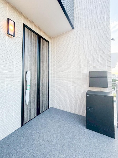 外観:宅配便の配達時に不在でも、荷物を入れられる鍵付きの宅配ボックス。インターネットで買い物をすることが多い方、配送時間帯に家にいることが少ない方に嬉しい設備。再配達を頼む必要がなくなり、便利ですね。